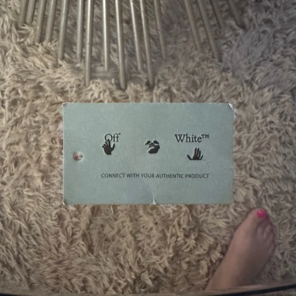 Off-White™ CLG Code Card - Picture 1 of 3